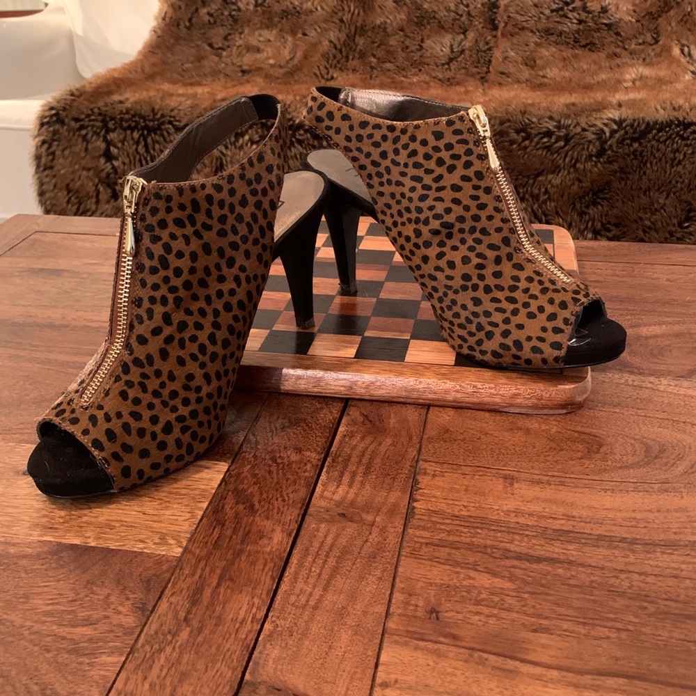 Moda animal print “fur” textured zip front sz 9.5